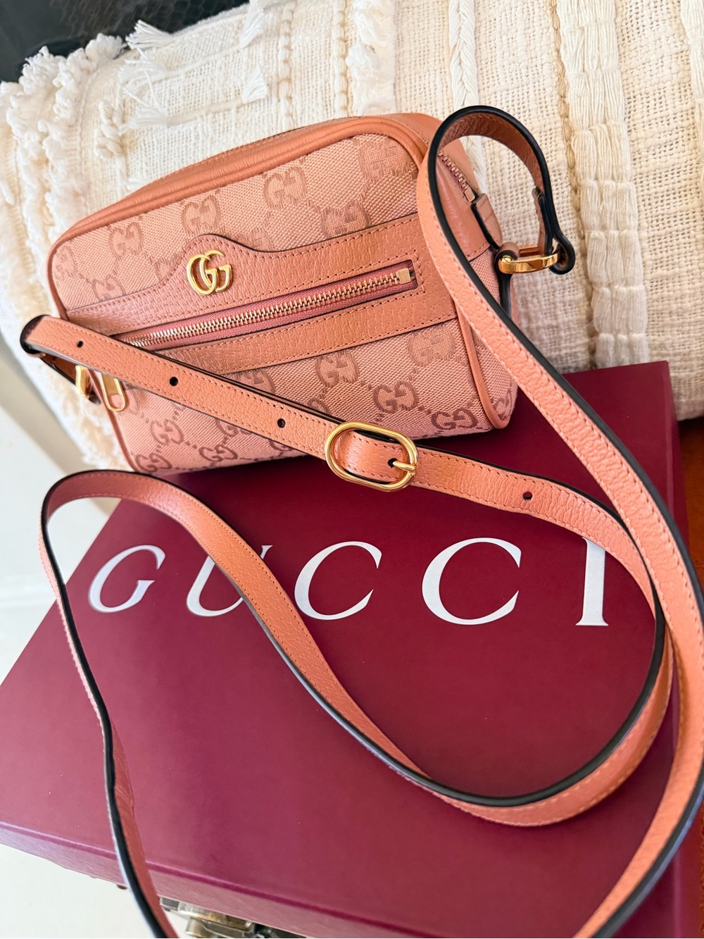 Gucci Pink GG Supreme Crossbody Bag - Picture 3 of 9
